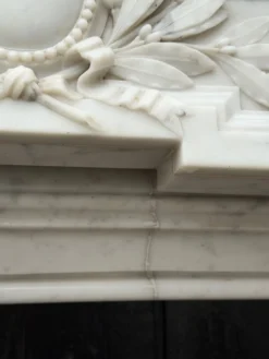 Cheminée de style Louis XVI en marbre blanc de Carrare vers 1880