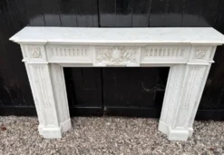 Cheminée de style Louis XVI en marbre blanc de Carrare vers 1880