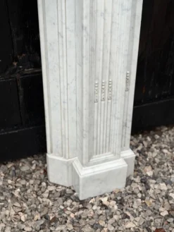Cheminée de style Louis XVI en marbre blanc de Carrare vers 1880