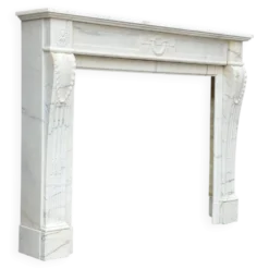 Cheminée de style Louis XVI en marbre blanc de Carrare vers 1880