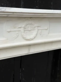 Cheminée de style Louis XVI en marbre blanc de Carrare vers 1880