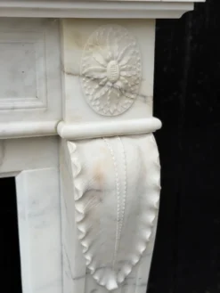 Cheminée de style Louis XVI en marbre blanc de Carrare vers 1880