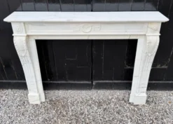 Cheminée de style Louis XVI en marbre blanc de Carrare vers 1880