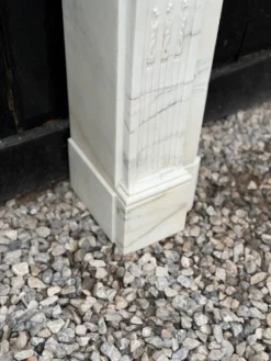 Cheminée de style Louis XVI en marbre blanc de Carrare vers 1880