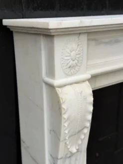 Cheminée de style Louis XVI en marbre blanc de Carrare vers 1880