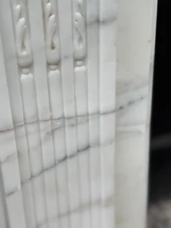 Cheminée de style Louis XVI en marbre blanc de Carrare vers 1880