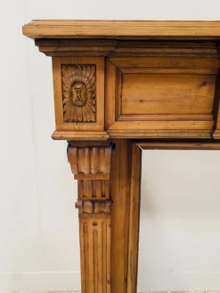 Cheminée de style Louis XVI en sapin massif XIX siècle