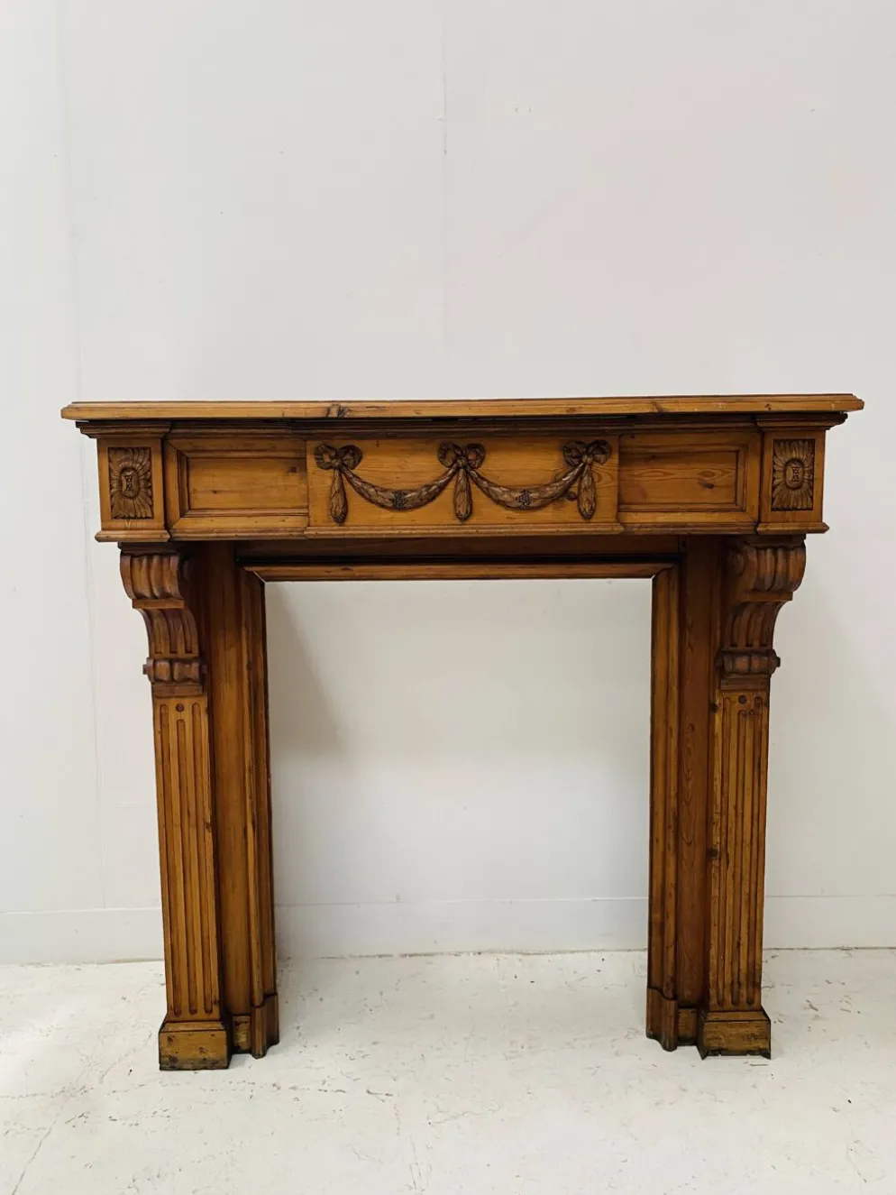 Cheminée de style Louis XVI en sapin massif XIX siècle