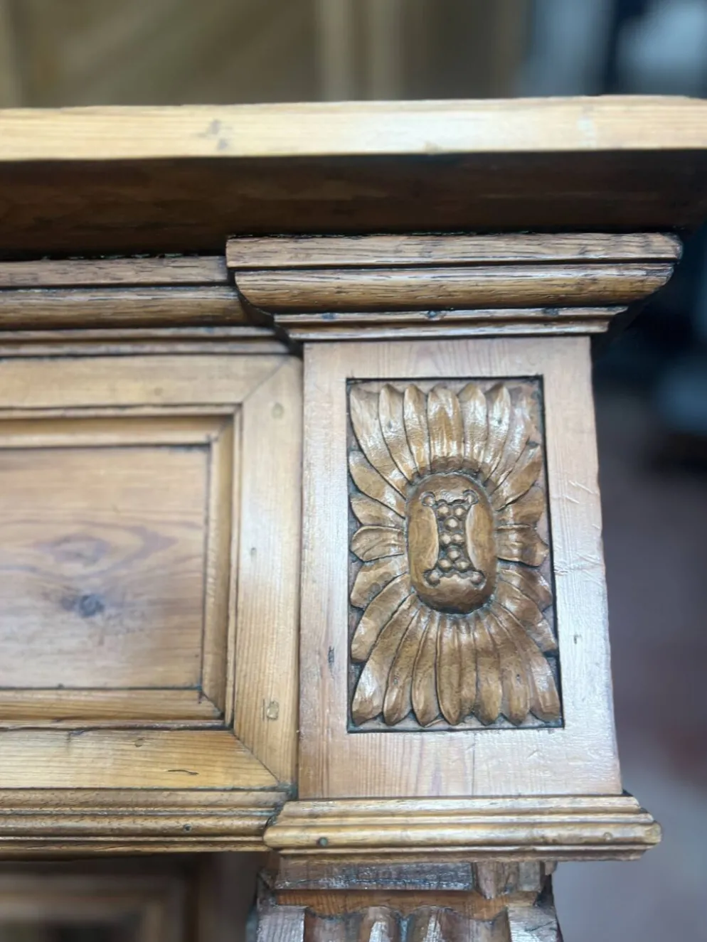 Cheminée de style Louis XVI en sapin massif XIX siècle