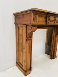 Cheminée de style Louis XVI en sapin massif XIX siècle