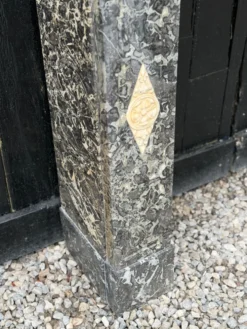 Cheminée directoire en marbre gris Sainte-Anne, début XIXème siècle