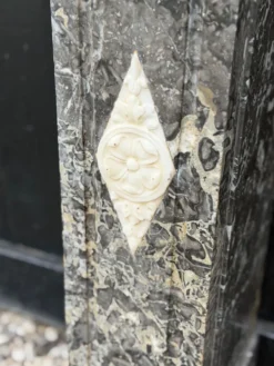 Cheminée directoire en marbre gris Sainte-Anne, début XIXème siècle