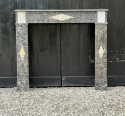 Cheminée directoire en marbre gris Sainte-Anne, début XIXème siècle