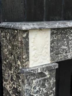 Cheminée directoire en marbre gris Sainte-Anne, début XIXème siècle