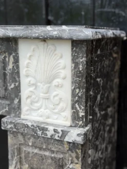 Cheminée directoire en marbre gris Sainte-Anne, début XIXème siècle