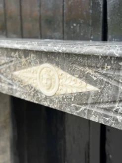 Cheminée directoire en marbre gris Sainte-Anne, début XIXème siècle