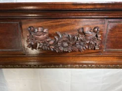 Cheminée en acajou sculpté de style Louis XVI – Fin du 19e siècle