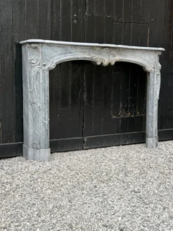 Cheminée Louis XV en marbre bleu turquin, XVIIIeme siècle