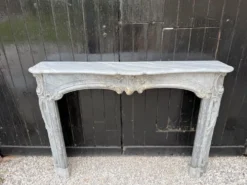 Cheminée Louis XV en marbre bleu turquin, XVIIIeme siècle