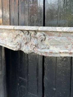 Cheminée Louis XV en marbre gris des Ardennes, XVIIIème siècle