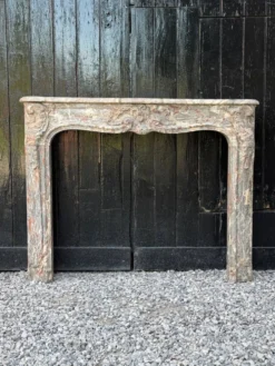 Cheminée Louis XV en marbre gris des Ardennes, XVIIIème siècle