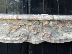 Cheminée Louis XV en marbre gris des Ardennes, XVIIIème siècle