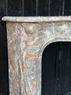 Cheminée Louis XV en marbre gris des Ardennes, XVIIIème siècle