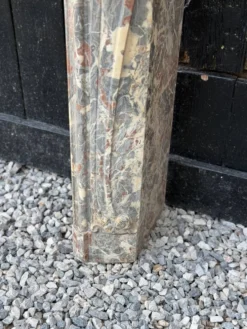 Cheminée Louis XV en marbre gris des Ardennes, XVIIIème siècle