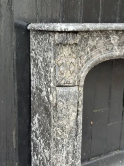 Cheminée Louis XV en marbre gris Saint-Anne, XVIIIème siècle