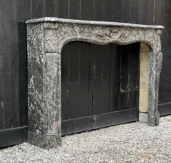 Cheminée Louis XV en marbre gris Saint-Anne, XVIIIème siècle