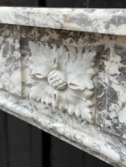 Cheminée Louis XVI en marbre gris des Ardennes, fin XVIIIème siècle