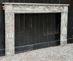 Cheminée Louis XVI en marbre gris des Ardennes, fin XVIIIème siècle