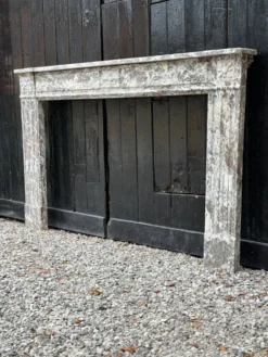 Cheminée Louis XVI en marbre gris des Ardennes, fin XVIIIème siècle