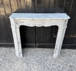 Cheminée modèle Pompadour en marbre bleu turquin vers 1880, une paire disponible