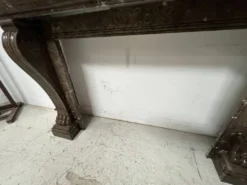 Cheminée Napoléon III a pieds griffes en marbre moucheté XIX siècle