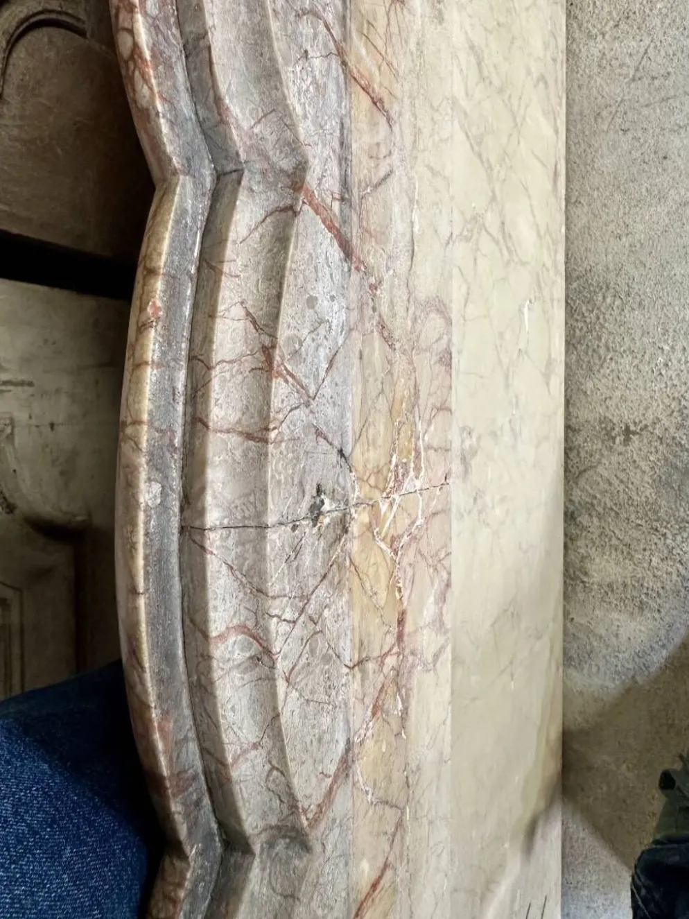 Cheminée pompadour en marbre jaune de Trets style Louis XV 19e siècle