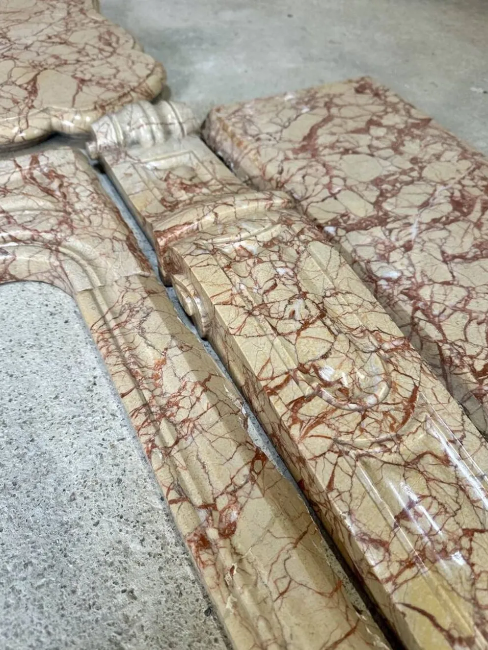 Cheminée pompadour en marbre jaune de Trets style Louis XV 19e siècle