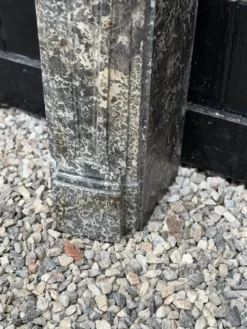 Cheminée Régence en marbre gris, Sainte-Anne, XVIIIe siècle