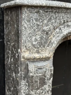 Cheminée Régence en marbre gris, Sainte-Anne, XVIIIe siècle