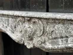 Cheminée Régence en marbre gris, Sainte-Anne, XVIIIe siècle