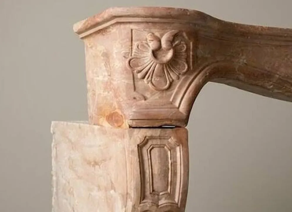 Cheminée XVIII en pierre de Prety (Bourgogne)