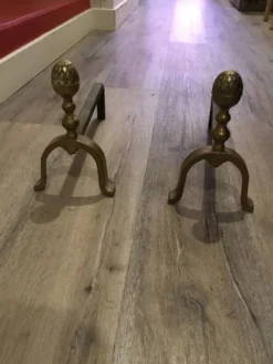 Chenets de cheminée néoclassique pomme de pin bronze