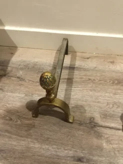 Chenets de cheminée néoclassique pomme de pin bronze