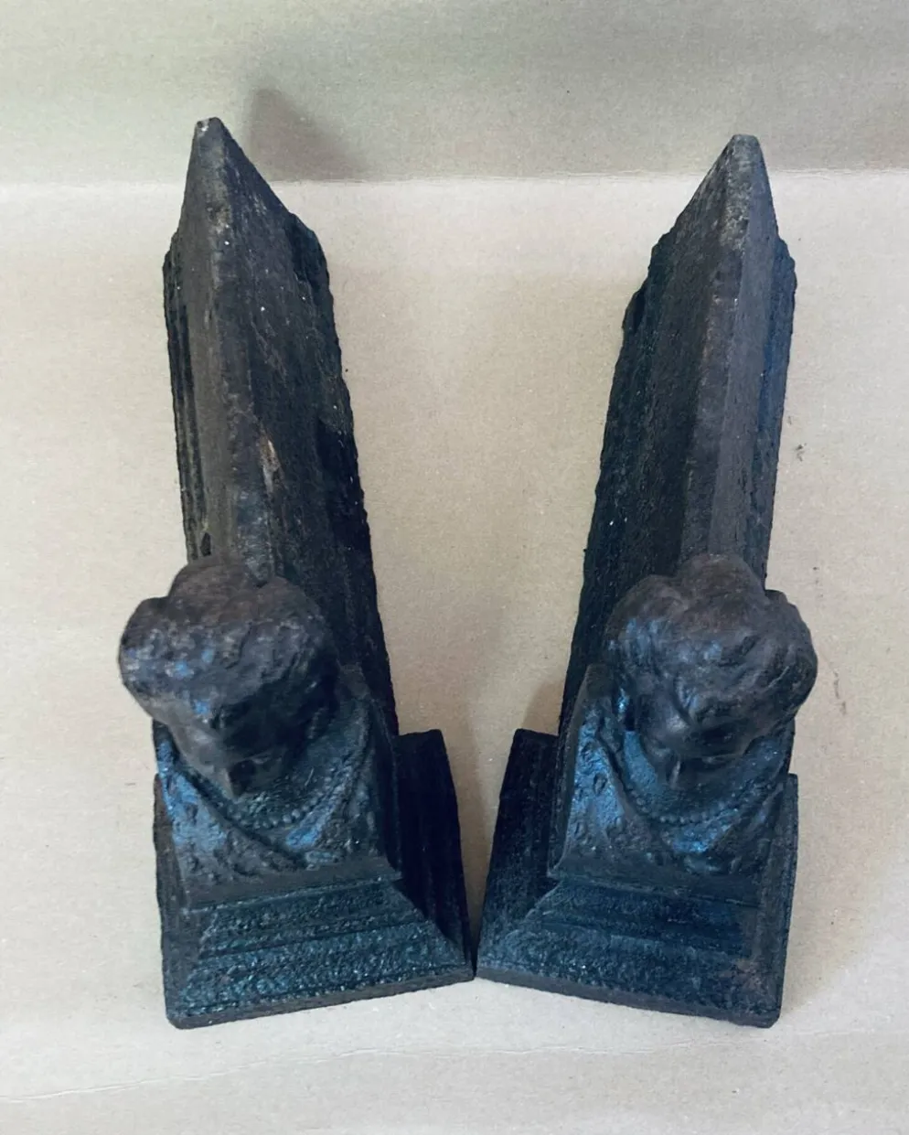 Chenets en fonte de fer époque XIXe à l’effigie de Marie Antoinette