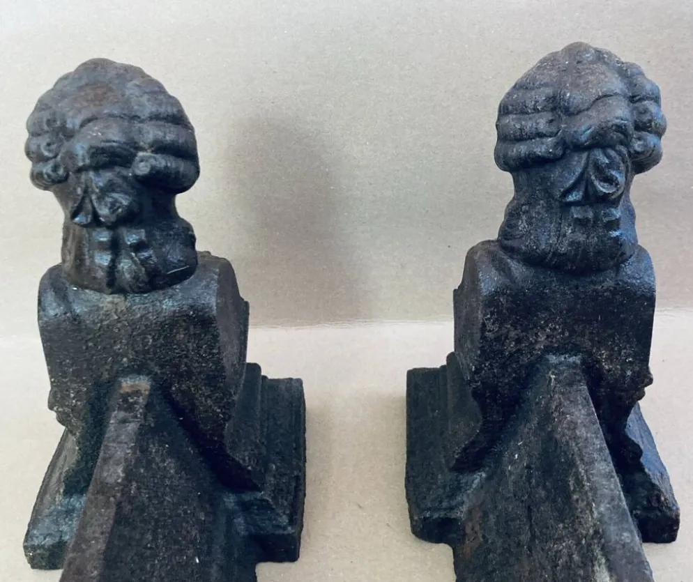 Chenets en fonte de fer époque XIXe à l’effigie de Marie Antoinette