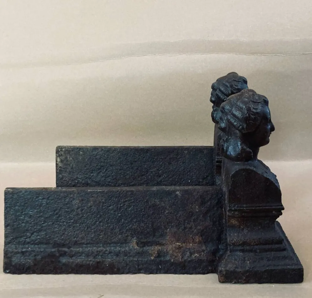 Chenets en fonte de fer époque XIXe à l’effigie de Marie Antoinette