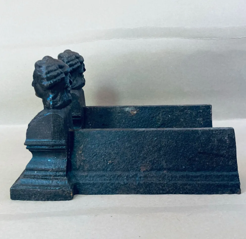 Chenets en fonte de fer époque XIXe à l’effigie de Marie Antoinette