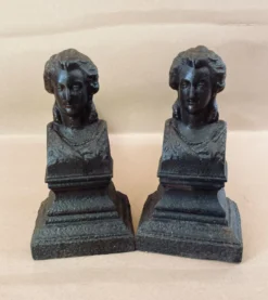 Chenets en fonte de fer époque XIXe à l’effigie de Marie Antoinette
