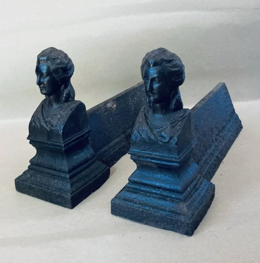 Chenets en fonte de fer époque XIXe à l’effigie de Marie Antoinette