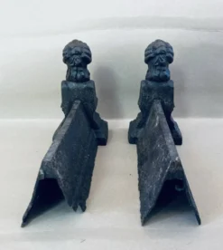 Chenets en fonte de fer époque XIXe à l’effigie de Marie Antoinette